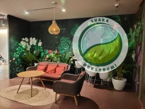 tanaman palem kuning di ruang tunggu